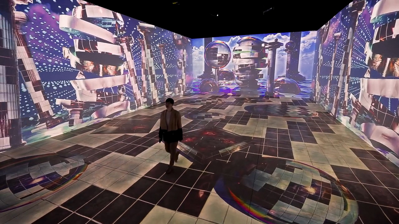 Immersive room installation view in Moscow by Jessica Avarello